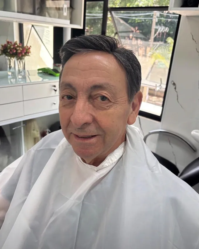O mesmo cliente depois da aplicação da prótese capilar na Recriare Beleza