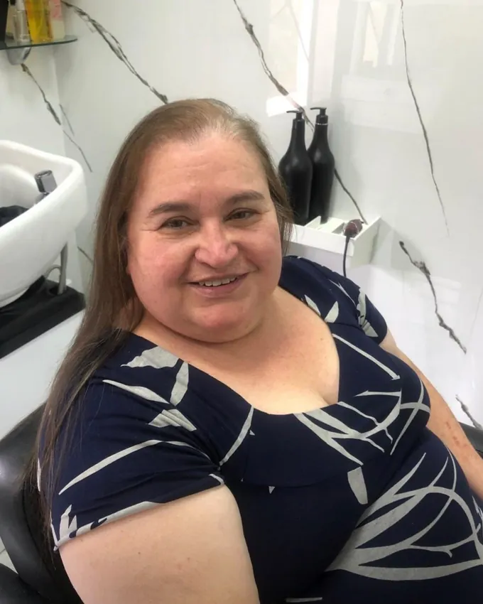 Cliente da Recriare Beleza com prótese capilar em cabelo natural